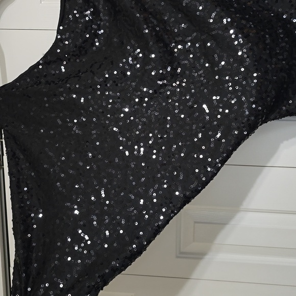 Black sequins bat winng one shoulder dress - Picture 2 of 4